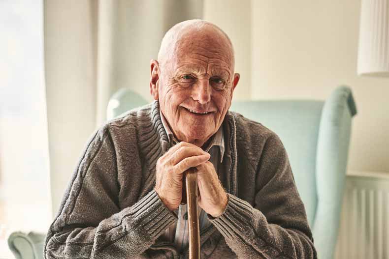 Opa sitzt gemütlich zuhause